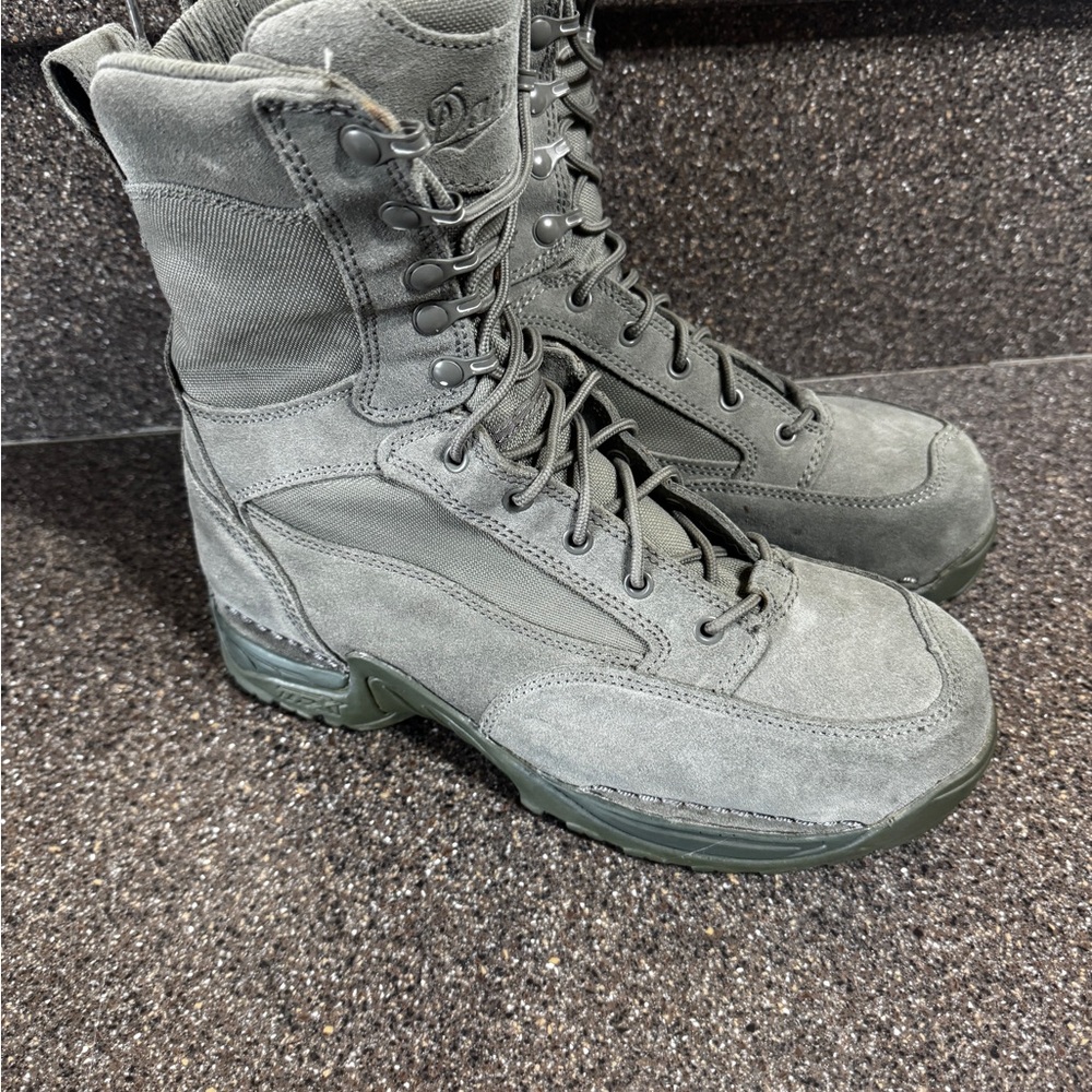 Men’s Danner Boots. Safety Toe, Waterproof. Size 10. Like New.